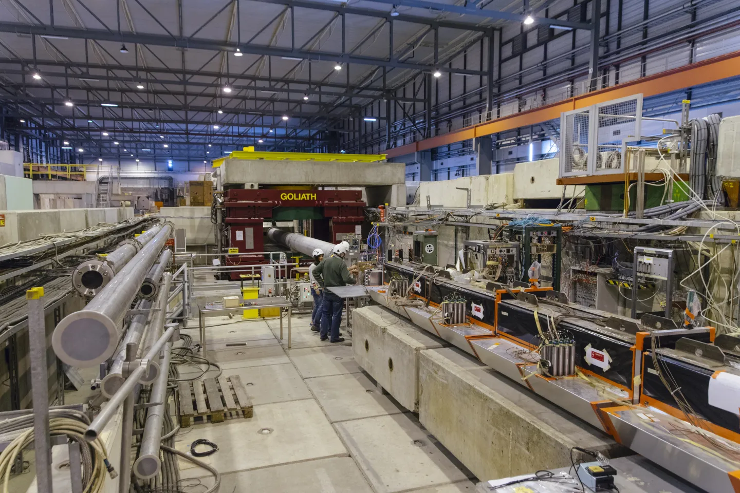 Closing the gap between beam dump and colliders ALPs searches with NA64