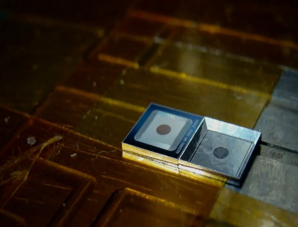 Characterization, modelling and radiation hardening of silicon-detectors for future experiments.